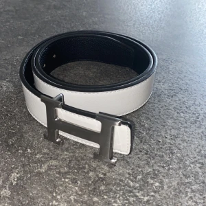 Vit H bälte - 110cm, inga diffekter, bra kvalité 