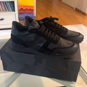 valentino garavani rockrunner - Äkta rockronners köpta på farfech( kvitto och allt) har knappt använt dom 