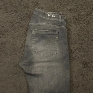 Dondup George  - Säljer dessa sjukt snygga dondup George jeansen som är i extremt bra skick (I princip nya) Storlek 34 (kan passa 33). Nypris ca 3500 mitt pris 899. Hör av dig vid minsta lilla fundering!