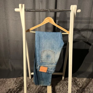 Acne 1996 Jeans - Acne 1996 Jeans (Nypris 3000kr) Storlek: 31/32 Skick: 9/10 Färg: Ljusblåa Hör av er vid fler frågor eller funderingar!✌️😄// Hugo