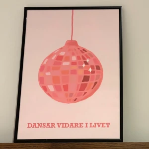 Dansar vidare i livet - Poster ”Dansar vidare i livet” 🪩 Går att beställa här eller på vår Vinted @designauf, använd gärna köp nu!