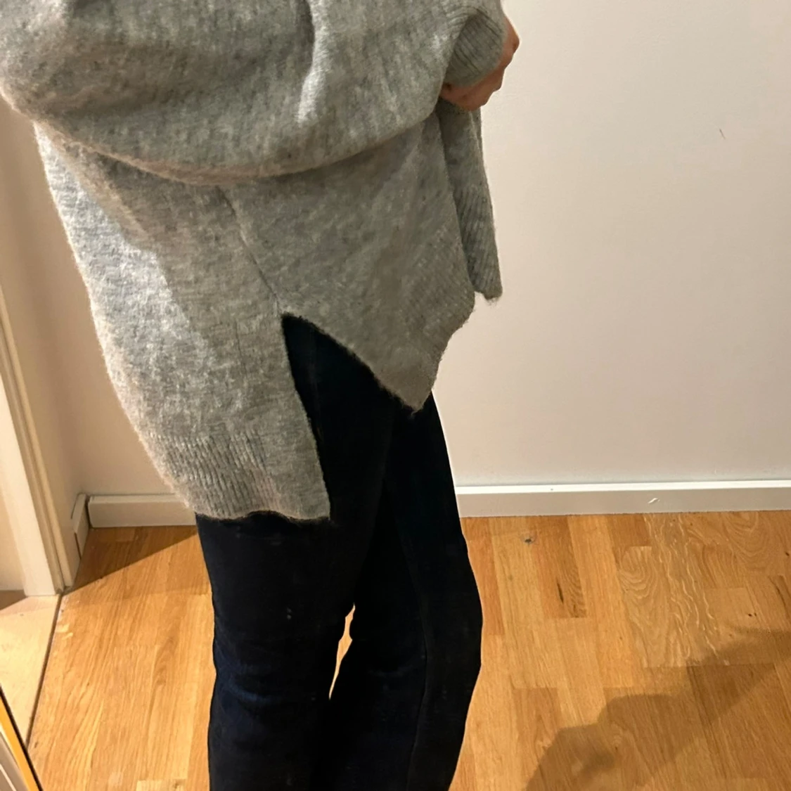 Grå stickad v-ringad tröja - 2