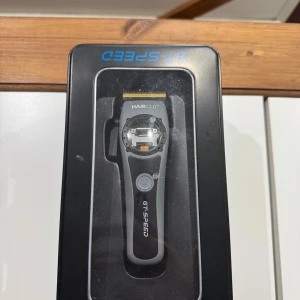 GT-Speed Professional Haircut Trimmer - Snygg och kraftfull GT-Speed trimmer från Haircut, med patenterad motor och laddstation. Produkten ser ut att vara i mycket gott skick, med originalförpackning och tillbehör. Perfekt för professionell eller hemmabruk. Inga synliga defekter eller slitage. Gard med följer.
