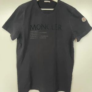 Svart Moncler t-shirt  - Svart Moncler T-shirt. Använd ett par år, men fortfarande fint skick. strl, S