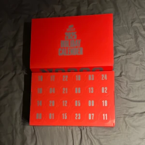 Nocco Julkalender - 2025 - Säljer en Nocco julkalender som är årets modell. Kalendern har 24 luckor fyllda med olika Noccos, perfekt för dig som vill testa nya noccos varje dag i december. Helt ny