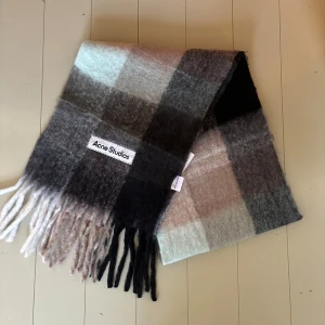  Acne Studios halsduk - Extremt fint skick! Hör av dig frågor! Fraktar fort! 