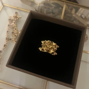 Edblad Ring - Säljer denna Edblad ring då den inte kommer till användning. Har endast använt denna fåtal gånger och därmed säljer jag den. Den är i storlek 16,80. Är öppen för pris förslag, man kan också köpa direkt. Hör av er❤️