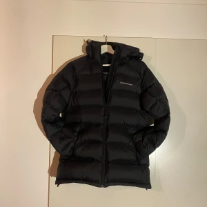 Peak performance jacka - Säljer nu denna riktigt snygga peak performance vinter jackan i st S i dam, bara höra av dig vid frågor eller funderingar och pris kan absolut diskuteras.