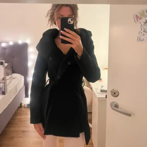 Svart kappa jacka - Köptes för ca 600kr. Perfekt för hösten och vintern!🍂