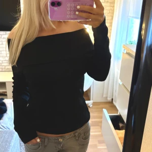 Svart offshoulder långärmad tröja - Snygg svart offshoulder tröja med lång ärm och figurnära passform. Står storlek M på lappen men uppskattas till S !! 💕