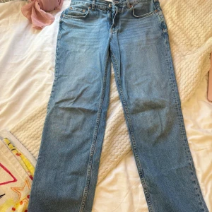 Blå jeans från Perfect Jeans, storlek 40  - Snygga ljusblå jeans från Gina Tricot. Byxorna är i ett jättebra skick och har inga skador.