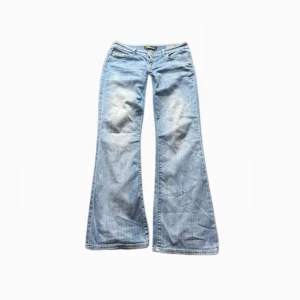 Jeans - Snygga jeans, Från Ltb, de är sydda mer lowaist! Ingen storlek står men skulle säga att de är en 36/38/S/M 🪽 går gärna efter mått! Midjemått = 41,5cm innerbenslängd= 84,5cm  💓