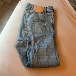 Blå relaxed jeans från Jack & Jones - Säljer ett par blå jeans från Jack & Jones i modellen Relaxed/Chris. Jeansen har en avslappnad passform, klassisk femficksdesign och är gjorda i slitstarkt denim. Perfekta för dig som gillar en loose och bekväm stil.