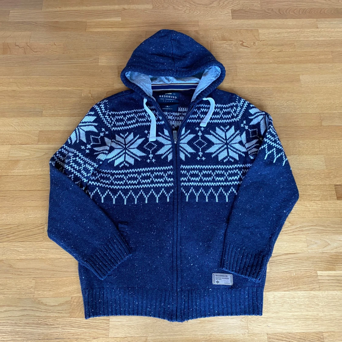 Mörkblå stickad hoodie från Reserved - 1