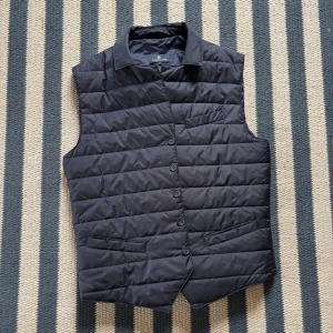 Hansen och jacob väst blå - Hansen och jacob väst blå strlk M men mer åt S hållet