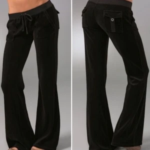 Juicy couture byxor  - Skitsnygga juicy byxor i den gamla vintage modellen! De är i jätte bra skick och köpta i butik för ca 1-2 år sedan. De sitter lågt i midjan och är i en 2000;s bootcut modell. Nypris ca 1400 kr. Hör av dig om du vill se fler bilder.💕Mått:- lapp: XS (passar XS-S (ev. M)  - Midja tvärs över 34,5 cm  - Innebenslängd 76 cm  - Midjehöjd 19 cm  - Benvidd längts ned 28 cm  - Stretchigt material.💗