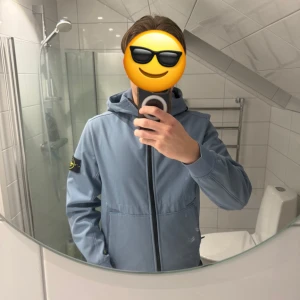 Ljusblå Stone Island soft Shell R Jacka - Hej! Köpte min Stone Island jacka för cirka 2 månader sedan. Har endast använd den 4-5 gånger då den var för liten för mig. Skicket på jackan är 10/10 den är exakt som ny. Jag har legit checkat jackan och är nästan 100% säker på att den är äkta! Väldigt varm jacka eftersom den är fodrad, perfekt till hösten! Har du någon fråga så är det bara att skicka ett dm, har även bilder inne i jackan på authentication osv! Mvh Oscar 