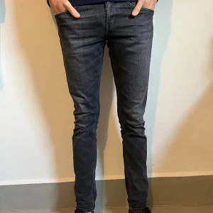 Dondup George - Jeans från trendiga dondup! Storlek 31, och är i mycket bra skick. Kvitto finns tillgängligt. Pris går alltid att diskutera ✅ Vid frågor är det bara att höra av sig, mvh Elwin😉