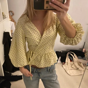 Ganni blus - En jättesöt ljusgul blus från Ganni