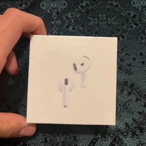 AirPods 4 (ANC) - Helt nya Apple AirPods 4 med aktiv brusreducering (ANC). Kompatibla med USB-C, Apple Watch och Qi-laddare. Förseglad originalförpackning, modell A3057/A3058/A3059. Perfekt för trådlös musik och samtal med hög ljudkvalitet.