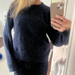 Mörkblå stickad tröja - Fin stickad tröja 