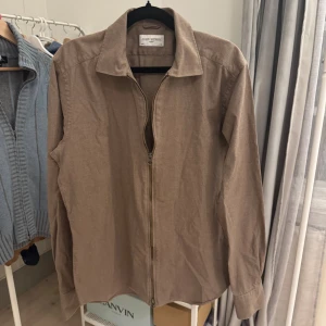 John Henric overshirt - John henric overshirt, S/M, bra skick. Skulle behöva en strykning möjligtvis😅Hör av er vid frågor och funderingar! 
