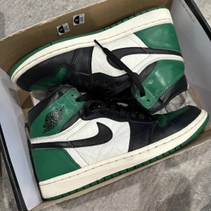 Pine Green 1.0 Jordan 1 - Säljer mina Jordan 1 pine green som jag aldrig använder mer, har haft dem i 1 år + men ej använt mer än 4 gånger, kommer med låda och snören