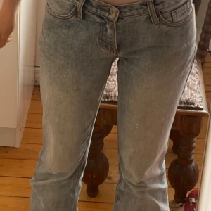 Bootcut ljusblå jeans från J.galt - Perfekta jeans till hösten! Ett par ljusblå jeans från J.galt med klassisk femficksdesign och bootcut-ben. Jeansen har normal passform och är tillverkade i slitstarkt tjockare denimtyg. Perfekta för dig som gillar en avslappnad och tidlös look. Passar dig som är ca 175 cm och sitter mer bootcut än det ser ut som på bilden. Köpta för ca 550 kr för något år sedan och säljer då de är för små. 