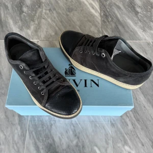Lanvin skor - Lanvin skor - Skick: Grymt skick - Tillbehör: endast skorna - Nypris: 4000kr. Säljer då dom vart lite för stora för mig.