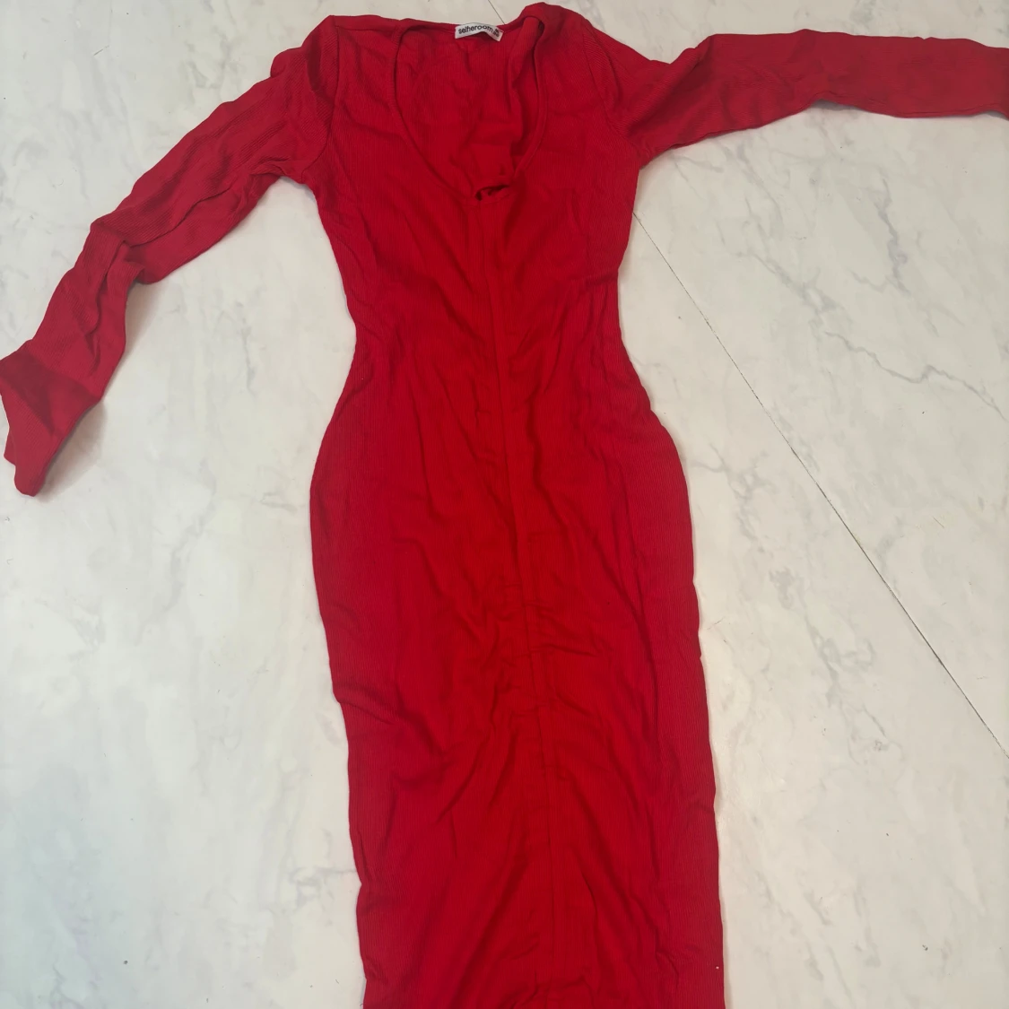 Röd långärmad klänning med v-ringning