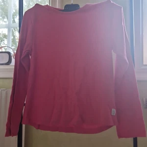 Rosa långärmad tröja - En enkel och snygg rosa långärmad tröja från lager 157. Tröjan har rund halsringning och är tillverkad i mjukt bomullsmaterial. Perfekt för dig som gillar en basic och bekväm stil.