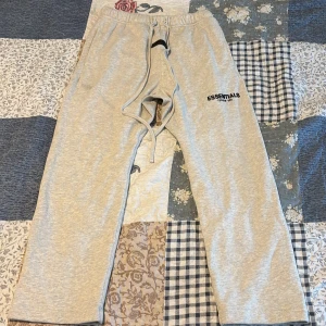  Essentials Fear of God pants  - Säljer min essentials byxor helt ny o använd, storlek S, dm för mer bilder