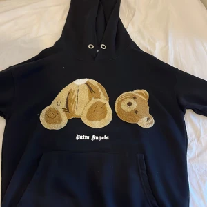 Svart hoodie som jag inte längre gillar och den är för stor - Svart hoodie med en björn på 