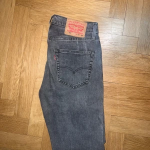 Levis 511 - Säljer mina 511 från Levis. W30 L34. De är i mycket bra skick, inga defekter. Bara använt ett fåtal gånger. Nypris 1200