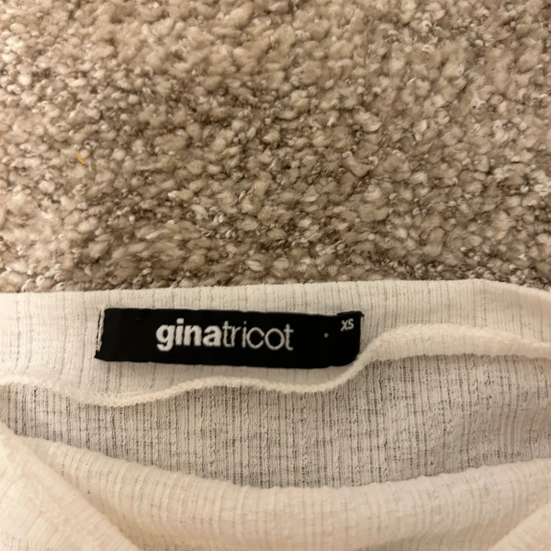 Vit ribbad polotopp från Gina Tricot - 2