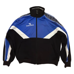 Diadora Vintage zip-up - En blå vintage Diadora zip-up köpt i London för några år sedan. Storlek M och i väldigt bra skick. Hör av dig för mer information eller frågor💥