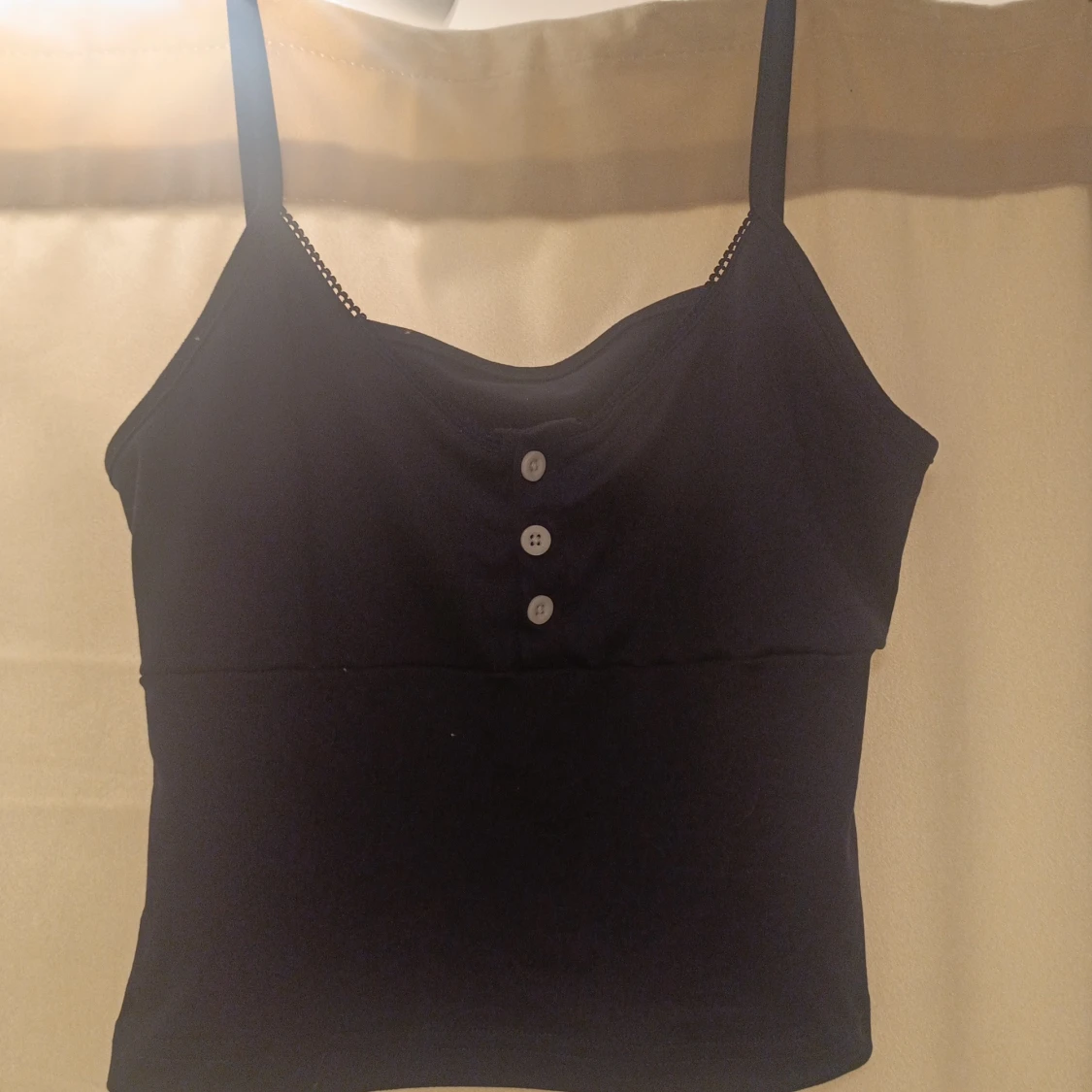 Marinblå linnetopp med knappar