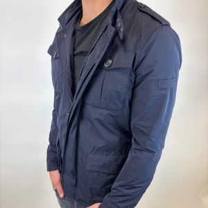 Woolrich Jacka  - Hej! Säljer nu denna väldigt snygga och eftertraktade Woolrich Fieldjacka!  Jackan är slutsåld överallt och går inte att få tag på… jackan är perfekt nu till hösten/vintern  Storlek M  Ny pris: 6000 kr Säljs för: 1299 kr