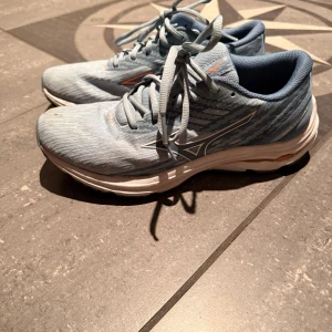 Springskor - Sparsamt använda, några få små fläckar. Modell: Wave Equate 7