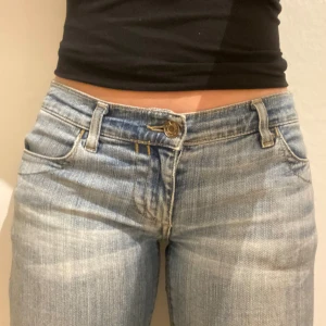 Low waist jeans från Fornarina  - Snygga lågmidjade blå jeans från Fornarina med klassisk femficksdesign och raka ben. Jeansen har ljus tvätt och coola detaljer på bakfickorna. Passar dig som gillar en avslappnad och tidlös stil. 