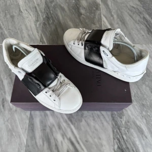 Valentino skor - Valentino Open - Skick: Fint skick - Tillbehör: Valentino kort - Nypris: 6000kr - TrendWardrobe