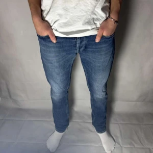 Dondup George - | Stilrena Dondup George med snygg tvätt | Stl 34 | Fint skick, inga defekter! | Skriv för mått eller om du har andra funderingar | inte mina bilder. Modellen är 185 och väger 74