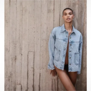 Zara jeansjacka  - Den är helt ny med paketet och prislapp