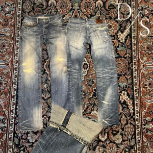 Hysteric glamour Selvedge jeans - Helt sjukt snygga Selvedge hysteric glamour, dessa har en helt otrolig tvätt också riktigt feta slitningar. Dessa har åldrats sjukt och är väldigt rare därav priset.  Mått: Midja: 38cm Längd: 101cm Benöppning: 18cm 