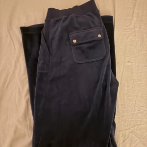 Juicy byxor - Marinblåa byxor ifrån Juicy Couture. Strl L, fint skick köpta begagnat används inte mer. Normal storlek