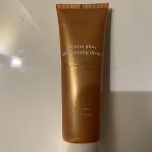 Hickap Bronze Glow Self Tanning Drops - Bronze Glow Self Tanning Drops från Hickap i en snygg bronsfärgad tub med pump. Ger en solkysst glow och är 100% vegansk, passar alla hudtyper. Helt oanvänd