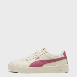 Puma sneakers i beige och rosa - Snygga sneakers från Puma i beige med rosa detaljer och logga på sidan. Skorna har en platt sula med räfflad kant, snörning och rund tå. Tillverkade i syntetmaterial med klassisk Puma-design längs sidan. Perfekt för dig som gillar stilrena och sportiga sneakers.