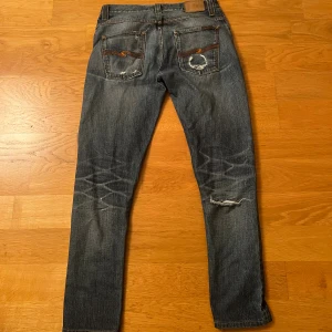 Vintage Raw Nudie - Tja, säljer mina Nudie Jeans.  jeansen har feta fades och slitningar eftersom det är 100% raw (se 2 sista bilderna). Modell Grim tim, Size 32/34.
