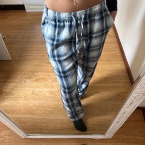 Rutiga pyjamasbyxor  - Ett par jättesköna rutiga pyjamasbyxor ifrån lager 157, inte jätteanvända av mig och har därför inga defekter! 🩵Köpt här på plick