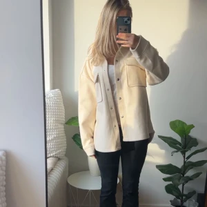 Kappa i beige från Gina Tricot - Säljer en beige kappa från Gina Tricot i storlek M. Materialet är mjukt och känns som syntet. Perfekt till nu när de börjar bli kallare ute.🥰nyrpis var 799kr, den är använd max 5 gånger.  (jag är S som referens på bilden) 